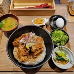 Kakunidonseｎmonten kakuton - 角煮丼肉増し味玉、青ネギ