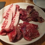 まんぷく炭火焼肉 喰らうど - 左上牛カルビ（笑）