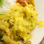 Soumya's Kitchen - 南インドのおうちごはんプレート「ケララ州のカレーやお惣菜盛りだくさんのプレートです」（ポリヤル）※キャベツ