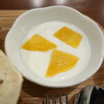 Soumya's Kitchen - 南インドのおうちごはんプレート「ケララ州のカレーやお惣菜盛りだくさんのプレートです」（デザート）※ヨーグルト，ドライマンゴー