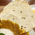 Soumya's Kitchen - 南インドのおうちごはんプレート「ケララ州のカレーやお惣菜盛りだくさんのプレートです」（パパド）