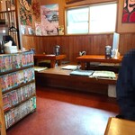 来々軒 - 奥に掘りごたつの小上がり2卓