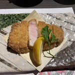 Tonkatsu Shokubou Atsumaru - 月・火曜日限定メニューより、厚切り熟成ロースかつ定食1969円