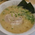 芳々亭 - Bセット（芳々らーめん＋餃子＋替え玉＋ゆで卵）800円