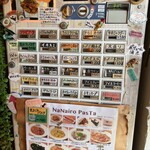ナナイロパスタ - ラーメン屋さんのような、券売機スタイル。
            メニューが多くて迷っちゃう〜！(*´Д｀*)
            メニュー写真もあるのは嬉しいですね♪(o^^o)
