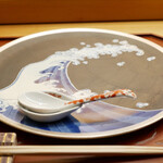 美会 - 鮮やかな波が映えるお皿です。