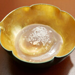 美会 - パンダンリーフに小豆のソースをあしらい、落ち着いた甘味をタイ風に表現。