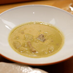 美会 - ●グリーンカレー
      筍の食感に猪の旨み、クリーミーなルーに響く辛味が心地よくライスと交わる。