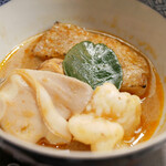 美会 - キンキはプリプリの身から脂でしっとり溢れ、松茸からは瑞々しく溢れる香り。 スパイスのコクが後味にやわらかく響き、吐息までも心地よさを伝えるタイと日本の融合。