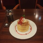 星乃珈琲店 - キャラメルりんごと苺のスフレパンケーキ