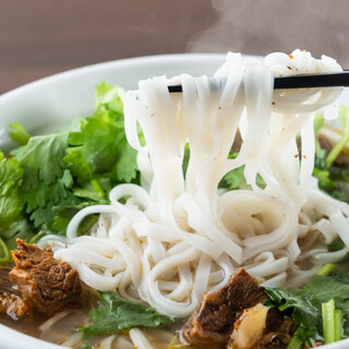 現地から仕入れた麺を使った自慢のフォーを気軽に楽しんで