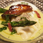 レストラン バカール - 焼きフォアグラのラヴィオリ、北海道産グリーン・アスパラガスのクレーム
      （1日1組限定8800円のおまかせコース・2012/6）