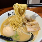 永斗麺 - 国産豚膝間接を煮込んだ豚骨スープに魚粉を大量に投入、また牡蠣エキスも感じることからその手のパウダーも混ぜ込まれているのかも？というややコッテリとしたスープ
      もちもち食感の中細ストレート麺の組み合わせ