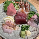 炭火原始焼と蔵元焼酎の店 のどぐろの中俣 - 名物朝どれ鮮魚の刺身5点盛り合わせ