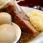 ラーメン二郎 - 豚の厚み