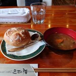 三匹の猫 - セットのパンと洋風味噌汁