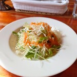 三匹の猫 - ランチのサラダ