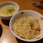 上海湯包小館 - セットのハーフ炒飯とスープ