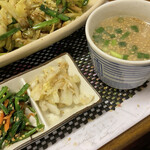 八坂ラーメン - 豚骨スープ＆漬物