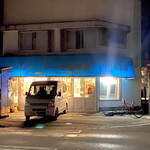 竹内酒店 - 車を挟んで右手が旧酒屋、左手が現居酒屋の入口。