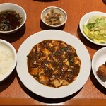 Maya - 麻婆豆腐辛さ普通とカラアゲのセット