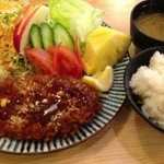 美さき - ご飯、味噌汁、キャベツは、それぞれ1回までおかわり可能。