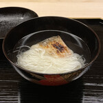 道人 - ③白甘鯛(愛媛県八幡浜産)と三輪極細素麺(奈良県三輪産3年熟成)、利尻昆布と荒鮪節と本枯鮪節のお椀。