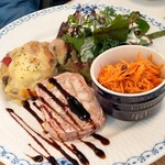 Deli Bon Courage - パテ・ド・カンパーニュ、鶏もも肉のグラタン仕立て、中西ファームさんの季節野菜のサラダ クリームドレッシング