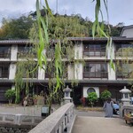 192287085 - 大谿川の対岸から望む山本屋外観