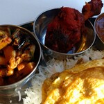 プラバート - 左からポリヤル(蕪)・タンドリーチキン・今日のミールスのカレー(マトン)