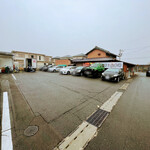 Yakiniku Horumon Empuu Kasugai Ten - 店舗裏の駐車場は1台のみ空き ランチタイム流行ってますね