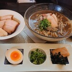 麺屋 八っすんば - 冷たい特濃煮干し + トッピングのチャーシュー