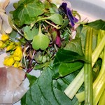 WAGYU YAKINIKU IBUSANA - 「右：生ほうれん草 (糖度15％)」、「上：各種ハーブサラダ」、「左：シェフの遊び心の昆布ジメ」