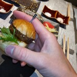 WAGYU YAKINIKU IBUSANA - 受け取ったら鉄串を抜き、バンズの上から押し潰していただきます　(バンズは食パンで出来ています)