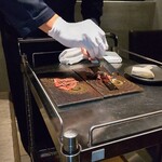 WAGYU YAKINIKU IBUSANA - 片面のみ焼いたザブトンに、塩谷さんが「山わさび」を削り掛けます