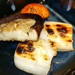 WAGYU YAKINIKU IBUSANA - 福島の木椋さん、鈴木さん、大竹さんから届いた野菜焼き　「木椋さんの椎茸」「鈴木さんのナメコ」「大竹さんの長ネギ」