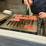 WAGYU YAKINIKU IBUSANA - 肉焼き担当の岡崎シェフが、一枚一枚丁寧に「ザブトン」を片面焼きし