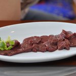 コリアンハウス - レバ刺。塩の入った胡麻油で戴きます。