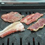 コリアンハウス - 鉄板は電気。真ん中が盛り上がっていて余分な脂は下へ流れます。