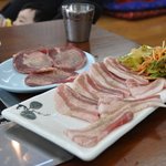 コリアンハウス - サムギョプサル(手前)と牛タン(後方)。