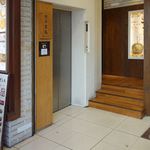 Kissa Ashijima - ビル入口（お店は5F降りてすぐ）
