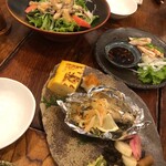 串幸 本店 - 前菜3種盛り、鶏のたたき、きのこのサラダ