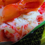 Hinodesuisan - 海鮮丼五色　１３９０円（税込）の蟹のバラ身のアップ【２０２２年１２月】