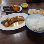 ごはん亭 むらかみ食堂 - ごはんにカレイの煮付け食べさし、なすの煮浸しとカボチャ煮と竹の子と漬物