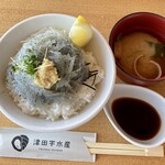 津田宇水産 レストラン - 生しらす丼