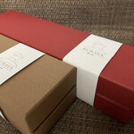 和馳走 藏屋 - ラムレーズンバターサンドの箱(赤)、チョコレートのフィナンシェ(茶)