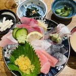 海鮮山 - 海鮮丼(税込990円)