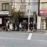 めしの助 - 食事後のお店前風景