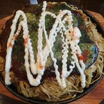 Okonomi No Koo - 肉玉そば麺W、いか天、もち、チーズトッピング（マヨネーズと一味唐辛子をかけました）