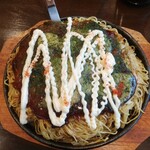 Okonomi No Koo - 肉玉そば麺W、いか天、もち、チーズトッピング（マヨネーズと一味唐辛子をかけました）